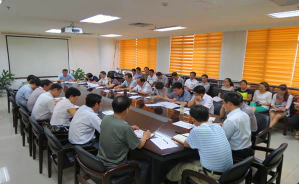 积极贯彻政府会议精神 迎接“十一黄金周” 迪尼斯酒店开元店组织全体员工认真学习《食品安全法》