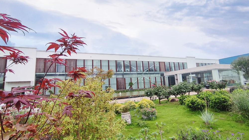 洛阳开元矿业集团有限公司，始成立于2006年，主营业务涵盖矿产品贸易、矿山开发、酒店服务、房地产开发和金融投资等，集团位于洛阳市开元大道世贸中心；中国民主建国会会员、青年企业家许明月先生是公司创始人和实际控制人，目前任洛阳开元矿业集团有限公司董事长兼总经理。